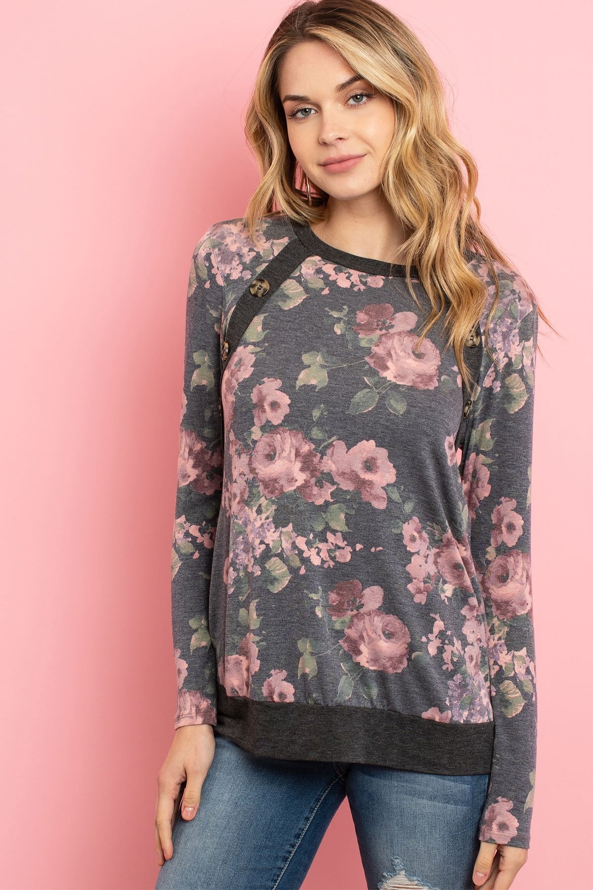 Haut à manches longues floral | Haut féminin avec boutons décoratifs | Haut élégant à imprimé floral pour femmes | Top à manches longues avec motif fleuri | Haut d'automne à manches longues et fleurs | Vêtement confortable à imprimé floral pour femmes | Haut chic avec boutons pour look décontracté | Haut floral à manches longues et détails élégants | Haut à imprimé floral tendance pour un look féminin | Top printanier avec manches longues et boutons