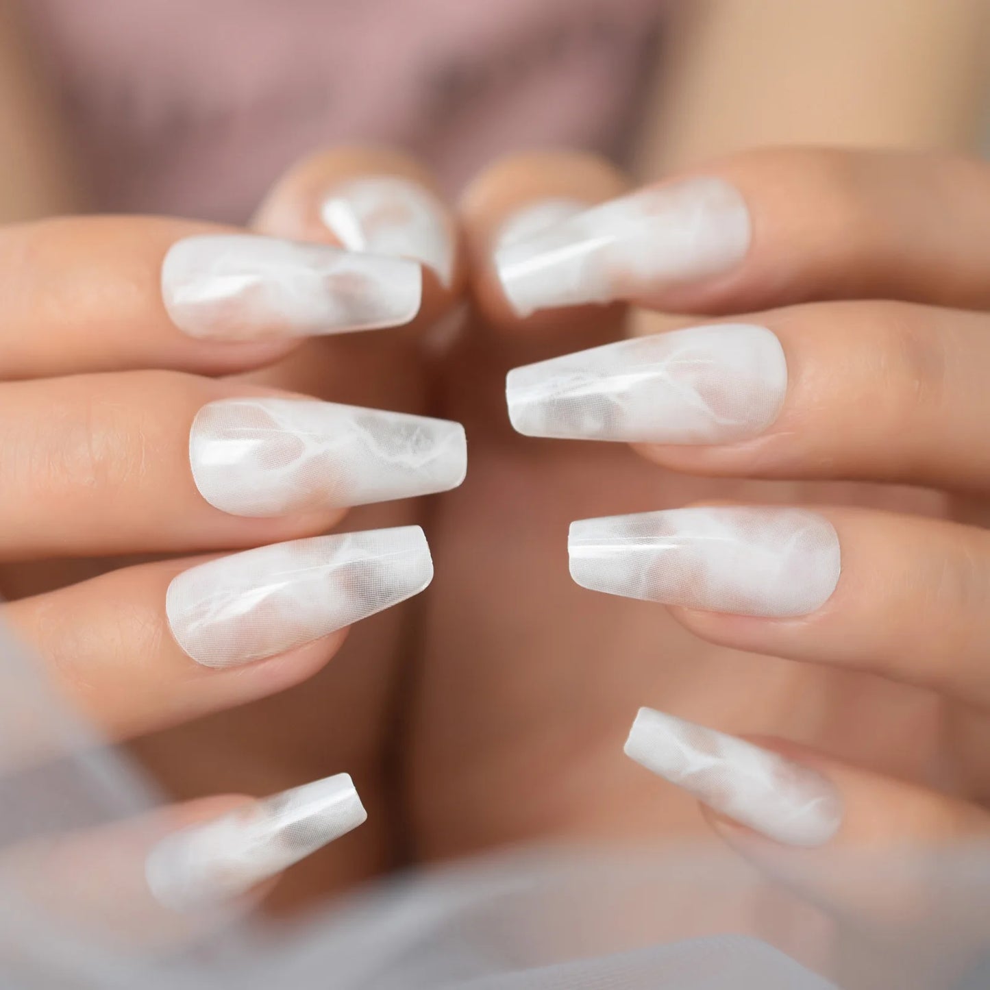 Faux ongles cercueil gris à coller, mi-longs, avec motifs