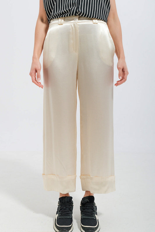 Pantalon large en satin crème élégant | Pantalon de soirée en satin crème | Pantalon large sophistiqué pour femme | Pantalon en satin pour look chic | Pantalon fluide en satin crème | Pantalon de costume élégant en satin | Pantalon de soirée taille haute satin | Pantalon large crème pour événement spécial | Pantalon chic et moderne en satin | Pantalon ample en satin crème pour look raffiné